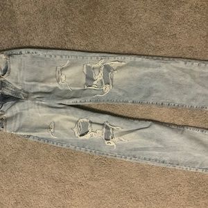 Daze 90’s style light wash ripped denim jeans